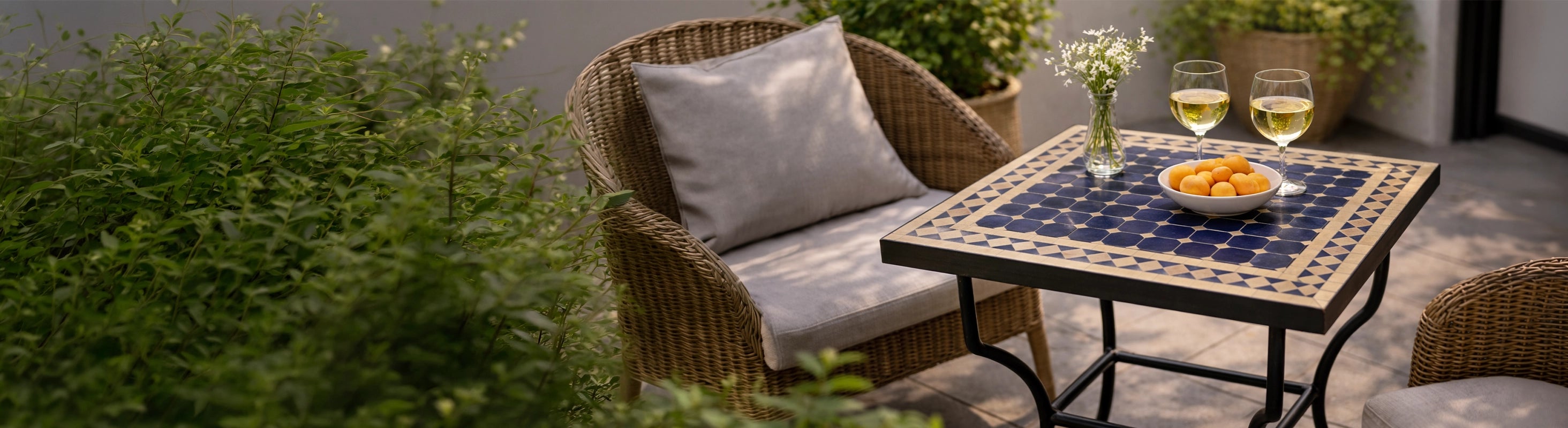 Mesas mosaico 60x60 – Mesa cuadrada de 60x60 cm con azulejos zellige (mosaico) en terraza junto a sillón con bebidas y cuenco decorativo