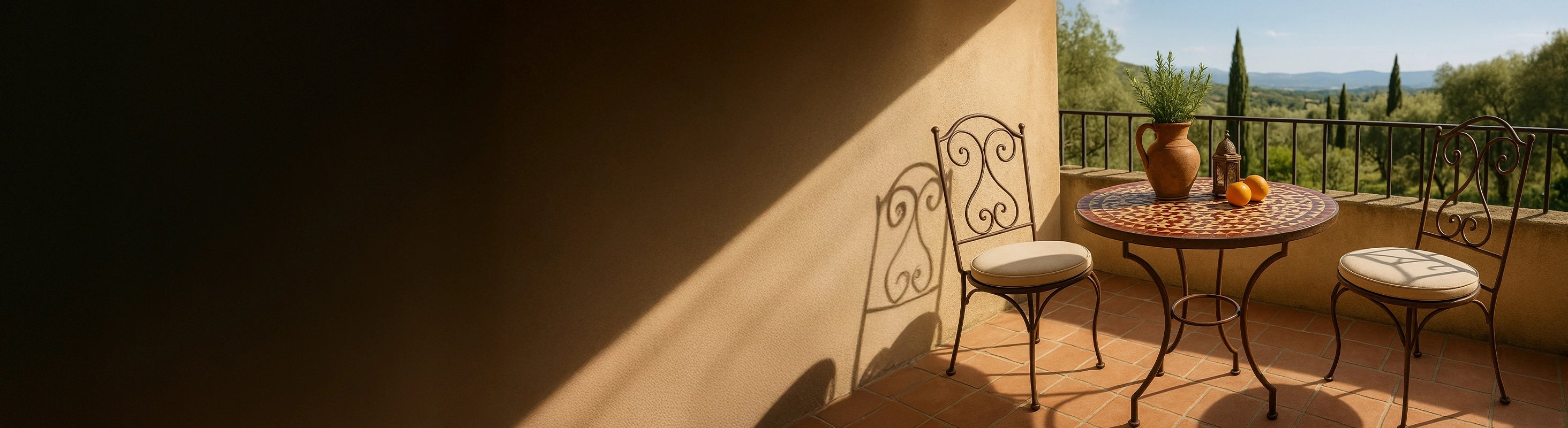 Mesas mosaico Ø70 – Runder Mosaiktisch Ø70 cm mit Zellige-Fliesen als Esstisch auf sonniger Terrasse mit zwei Stühlen – ideal für 2 bis 3 Personen.