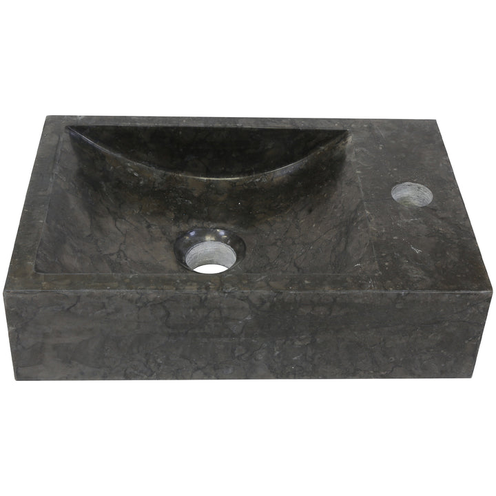 Lavabo sobre encimera cuadrado de piedra con vetas oscuras en una vista aislada del producto, con orificio para grifería integrado y desagüe central