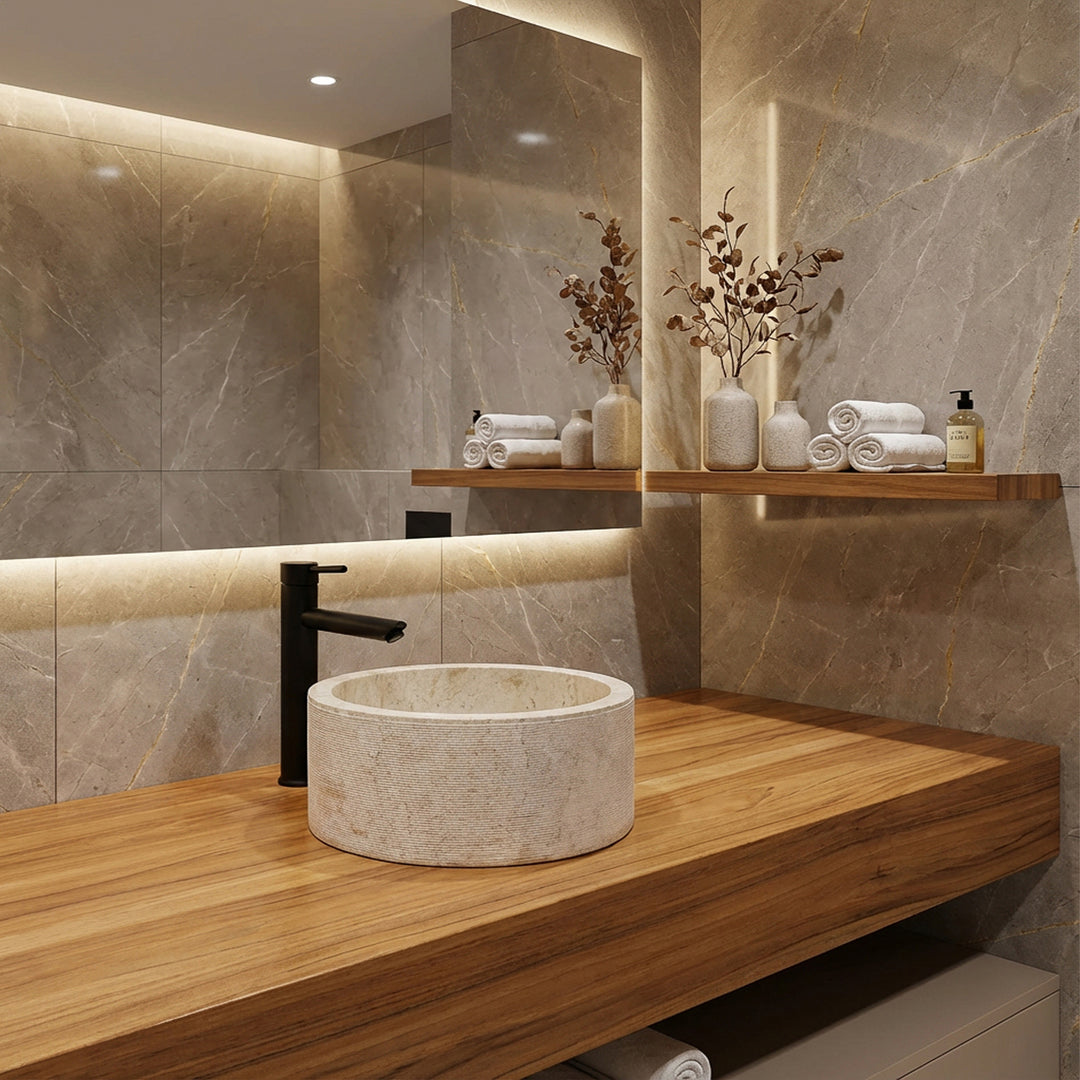 redondo Lavabo de piedra natural sobre una elegante consola de madera, ambientada de forma moderna en el tranquilo baño con luz cálida.