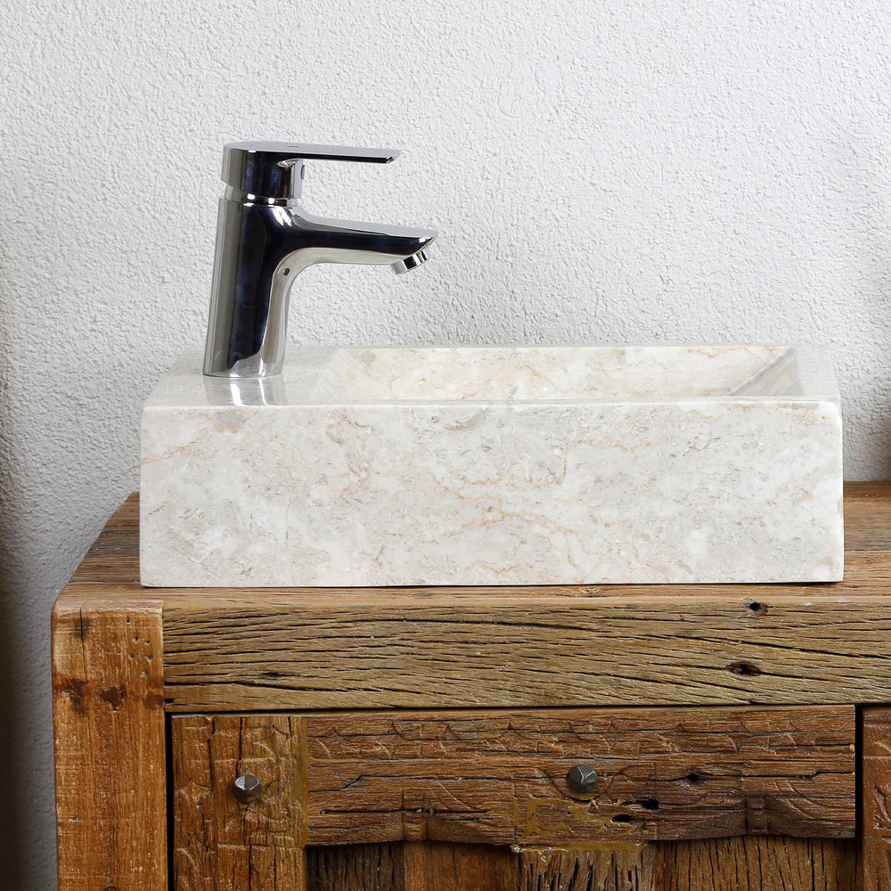 rectangulares Lavabo de piedra natural clara como complemento a un lavabo rústico de madera con grifería cromada