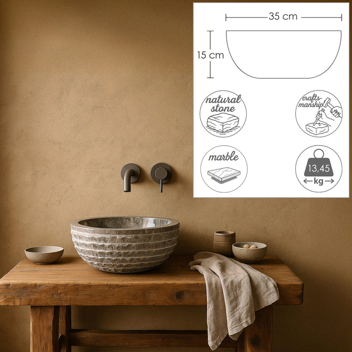 redondo Lavabo De piedra natural con gráficos dimensionales, colocados sobre una consola de madera, un ambiente tranquilo en el baño en cálidos tonos tierra
