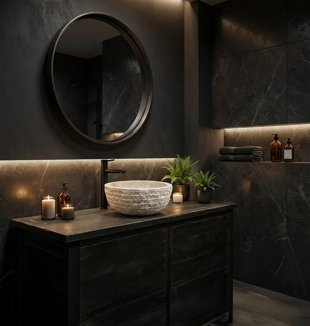 Elegante lavabo de piedra natural como lavabo sobre un tocador oscuro en el moderno baño spa con luz de velas