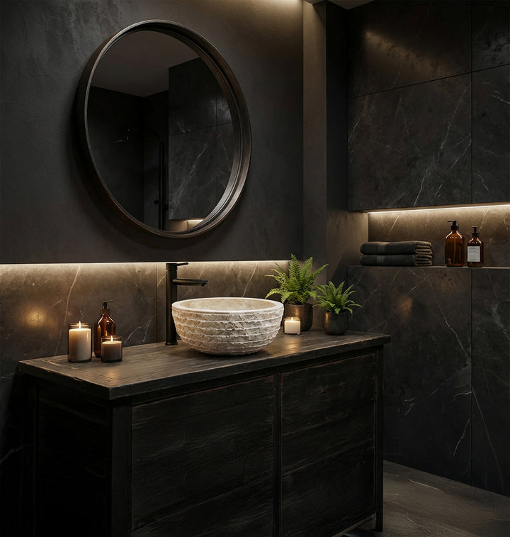 Elegante lavabo de piedra natural como lavabo sobre un tocador oscuro en el moderno baño spa con luz de velas
