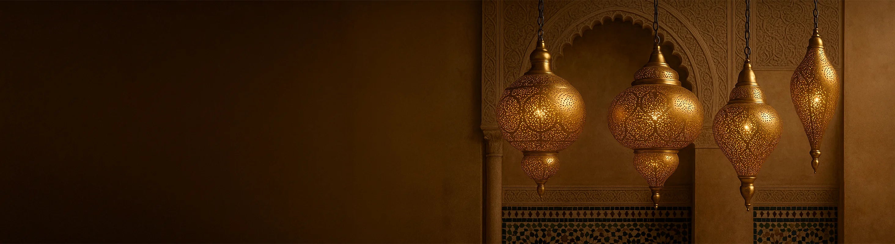 Lámparas de techo orientales de latón – Lámparas de techo orientales de latón cuelgan frente a arcos ornamentados y paredes de mosaicos en un interior marroquí.