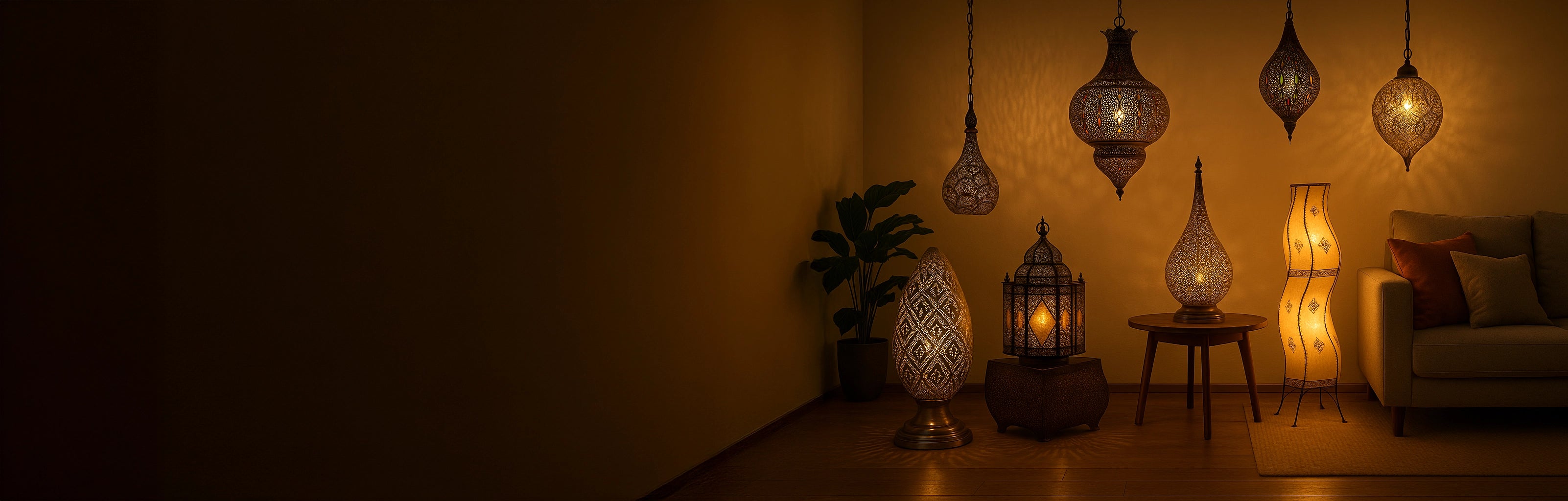 Orientalische Lampen – Ein Wohnzimmer mit orientalischen Lampen, Hängelampen, Stehlampen und Tischlampen in warmem Licht, das eine gemütliche Atmosphäre schafft.