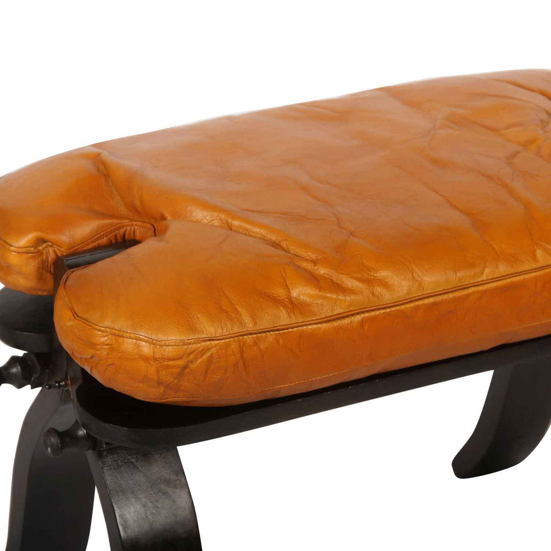 Taburete oriental Sadia con forma de camello