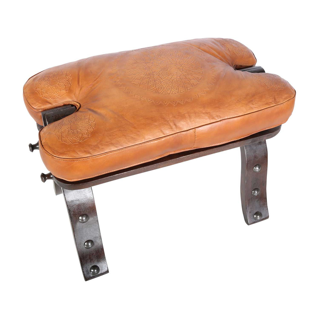 Taburete oriental Sadia con forma de camello
