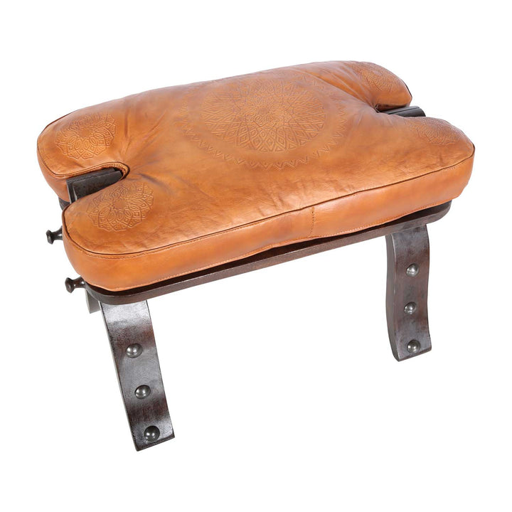 Taburete oriental Sadia con forma de camello