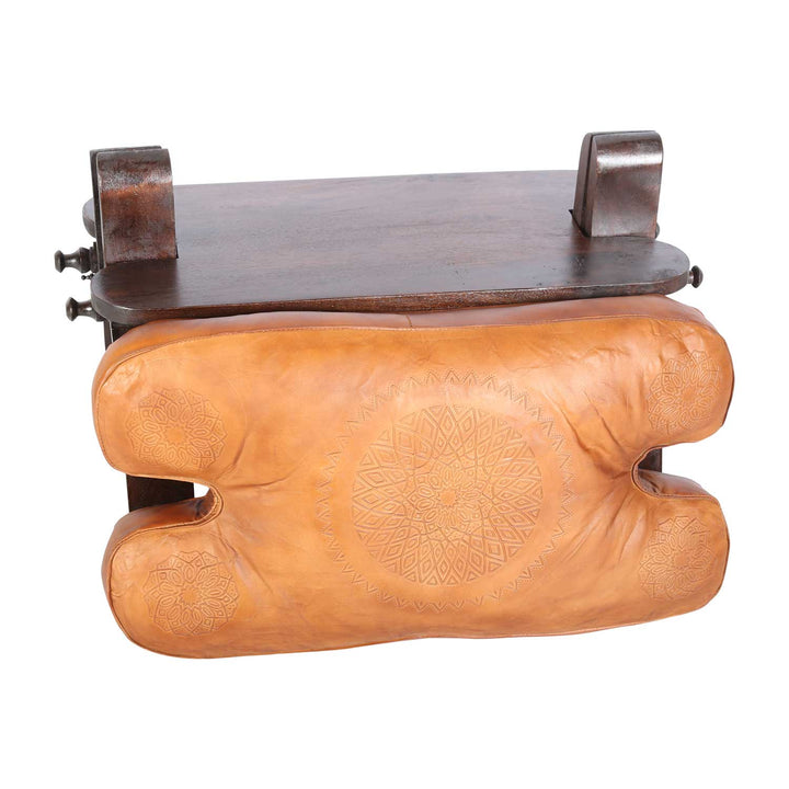 Taburete oriental Sadia con forma de camello