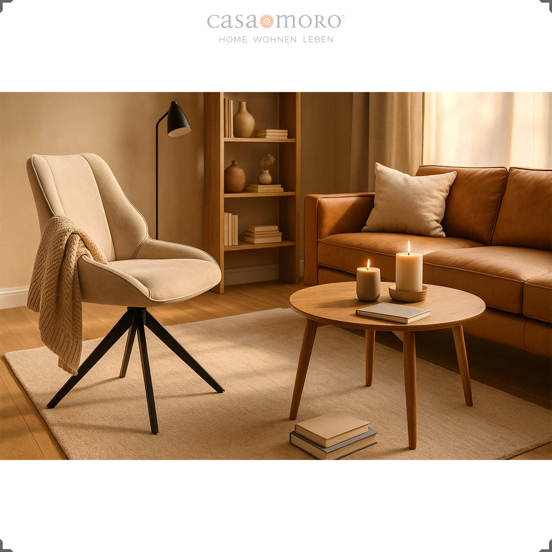 360° drehbarer Esszimmerstuhl in Hellbraun neben Holztisch und Sofa in modernem Wohnzimmer mit warmem Licht und gemütlicher Atmosphäre