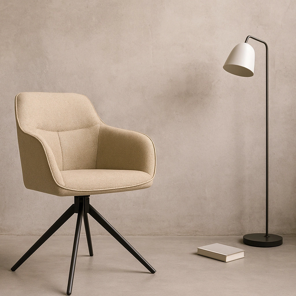 Moderner Polsterstuhl mit Armlehnen in einer schlichten Wohnszene, kombiniert mit einer Stehlampe und dezenten Deko-Elementen