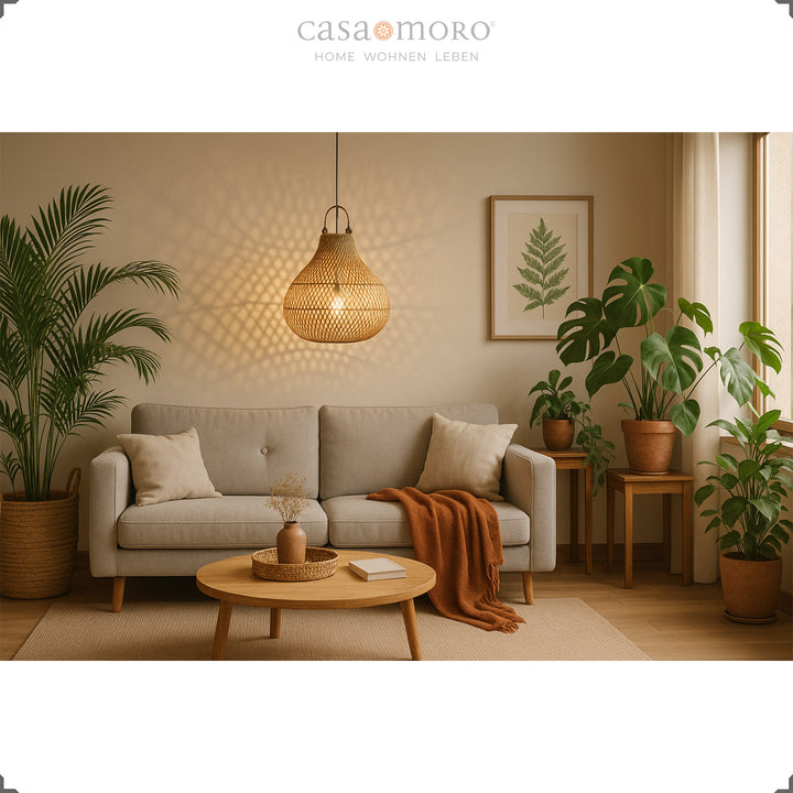 Rattanlampe über Sofa in modernem Wohnzimmer mit Pflanzen und warmem Lichtambiente