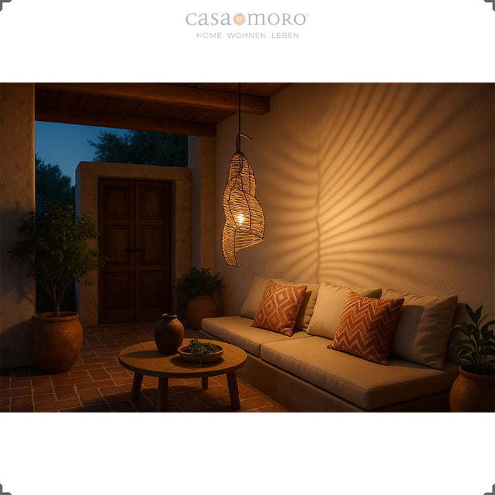 Rattan-Lampe als Hängelampe im Wohnzimmer oder auf der Terrasse, spendet warmes Licht und schafft Boho-Atmosphäre