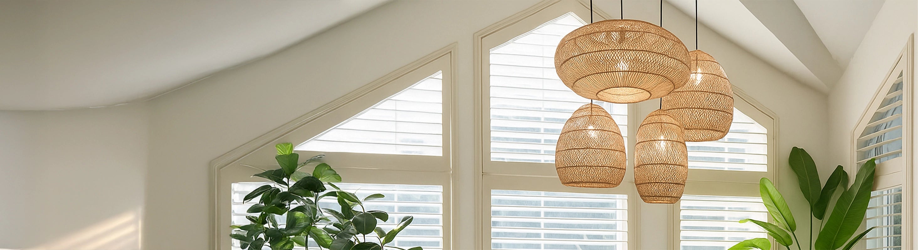 Lámparas de ratán – Geflochtene Rattanlampen in verschiedenen Formen, als Hängeleuchten im Wohnzimmer mit Pflanzen und Tageslicht