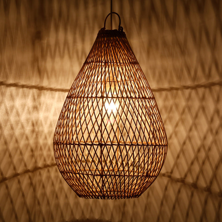 Tropfenförmiger Lampenschirm aus handgeflochtenem Rattan mit feinem Geflecht und warmem Lichtspiel