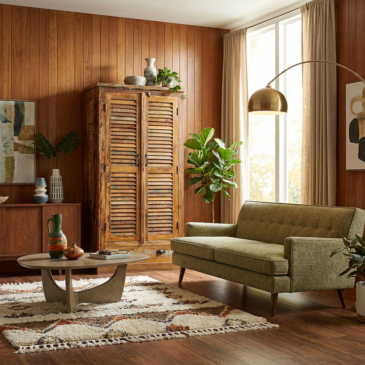 Schrank aus massivem Holz und Altholz im Vintage-Stil, im Retro-Wohnzimmer platziert