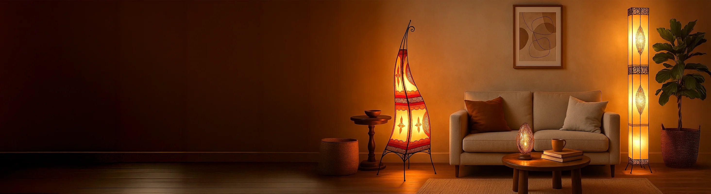 Lámparas de pie – Wohnzimmer mit handgefertigten Stehlampen aus Leder und Metall – stimmungsvolle Beleuchtung neben Sofa und Couchtisch