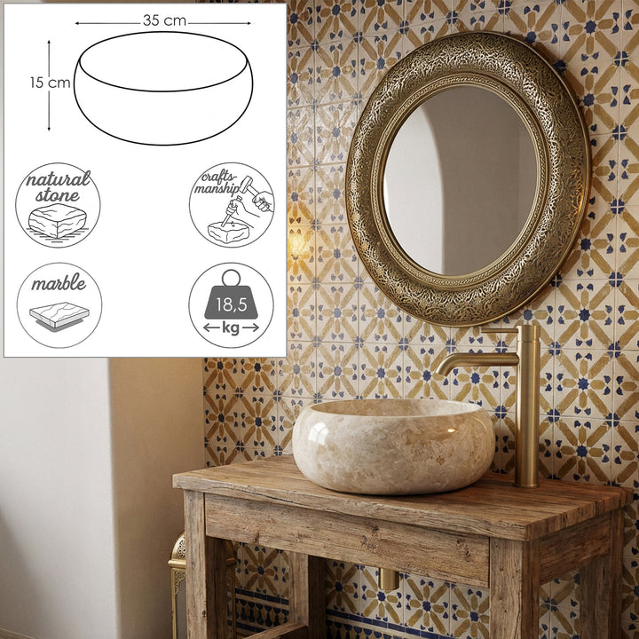 Lavabo sobre encimera redondo de piedra natural beige sobre lavabo de madera con herrajes de latón, complementado con gráficos dimensionales con diámetro, altura y peso.