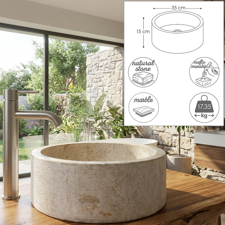 Lavabo sobre encimera redondo de piedra natural con gráficos dimensionales y símbolos de materiales, presentado sobre una consola de madera en el luminoso baño.