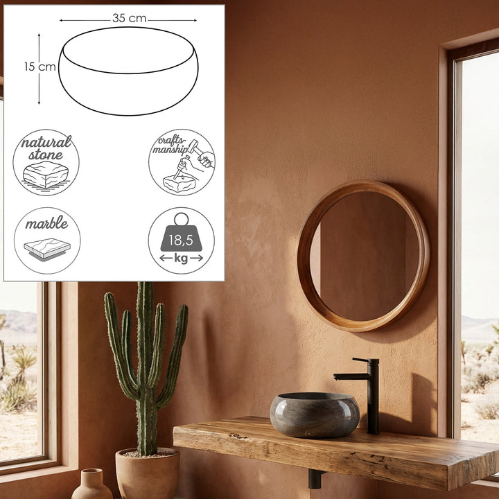 Lavabo redondo de piedra natural sobre una consola de madera en el cálido baño con accesorios negros y gráficos dimensionales integrados
