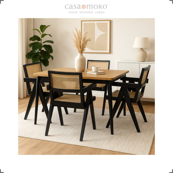 Schwarze Armlehnstühle mit Wiener Geflecht um einen Holztisch, elegantes Esszimmer mit warmen Naturtönen