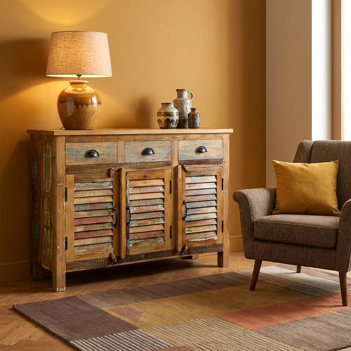 Alacena de madera maciza y madera recuperada con cajones de estilo vintage, colocada en una sala de estar moderna