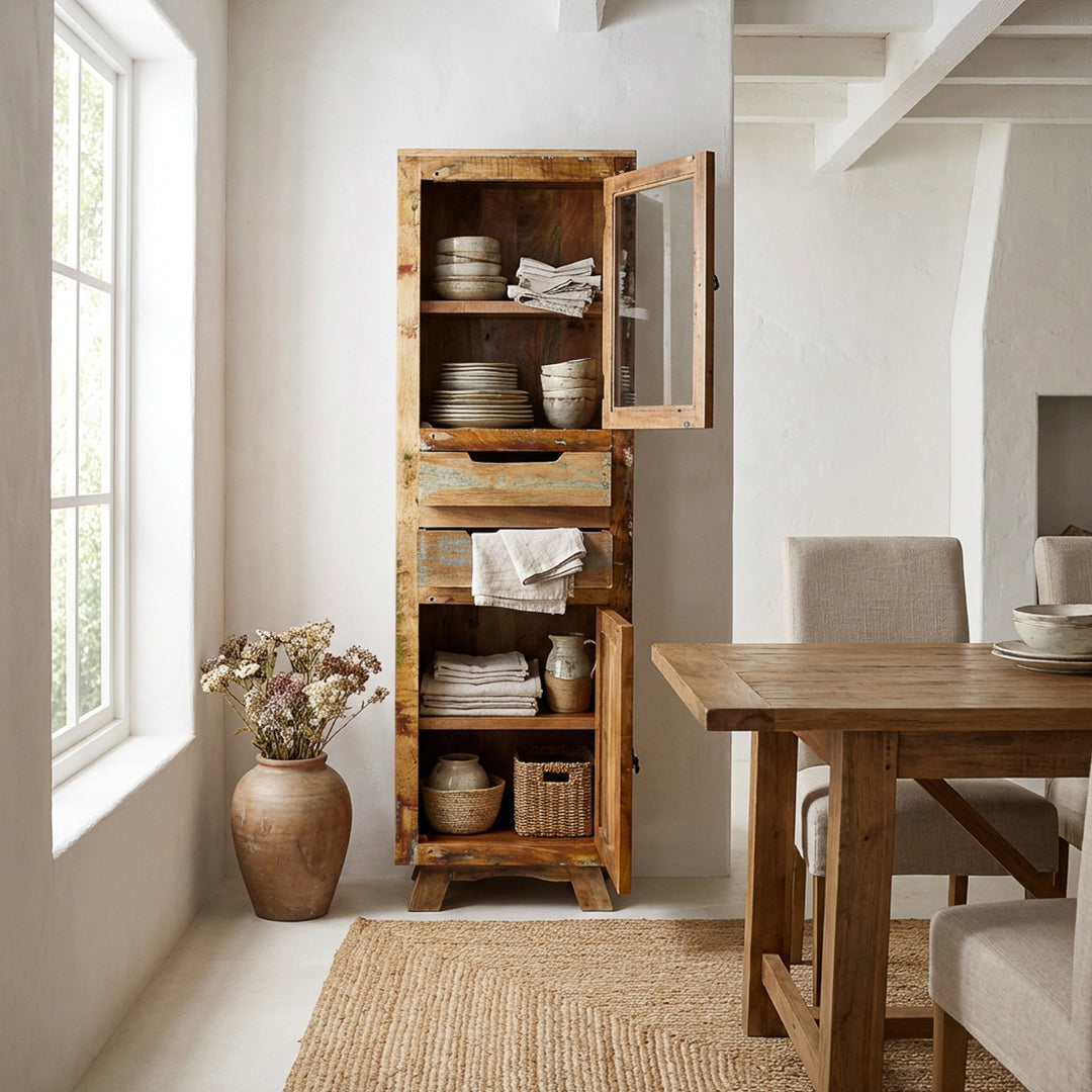 Vitrina de madera maciza y madera vieja con cajón y puertas de estilo rústico, colocada en el comedor