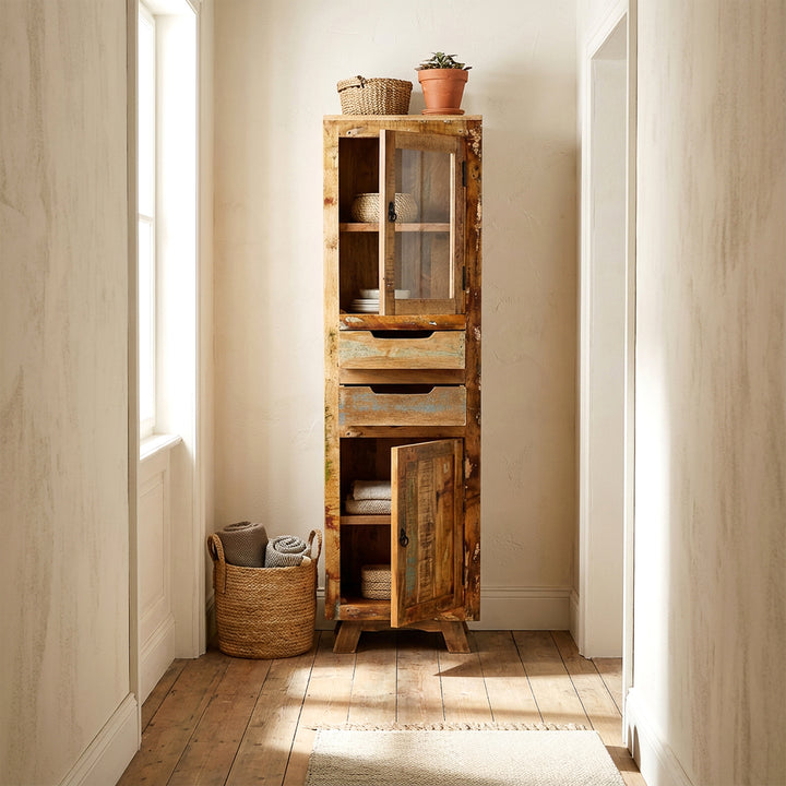 Vitrina de madera maciza y madera vieja con cajón y puertas de estilo rústico, colocada en el pasillo