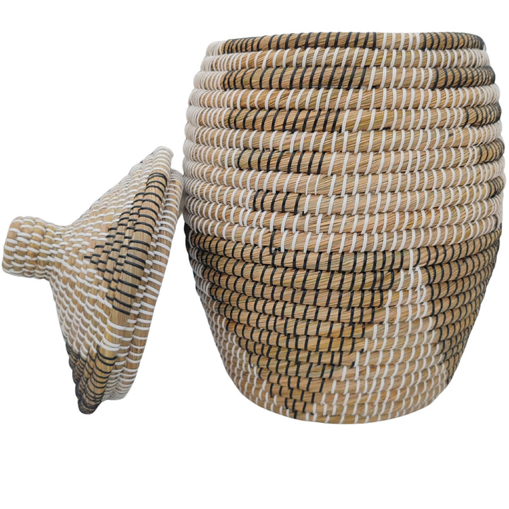 Cesto de la ropa abierto, fabricado en algas marinas, en colores natural, marrón, negro y blanco, con un volumen aproximado de 30 litros y tapa abatible.