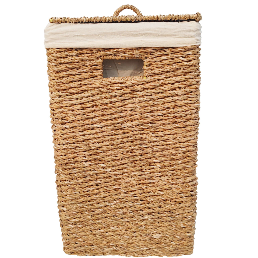 Cesto rectangular para la ropa de algas marinas con una capacidad de 90 litros, tapa cerrada, asa y forro de tela clara.