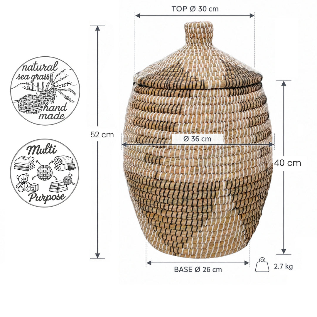 Dimensiones: cesta de algas marinas en colores natural, marrón, negro y blanco, de unos 30 litros, con un diámetro máximo de 36 cm y una altura de 52 cm con la tapa puesta.