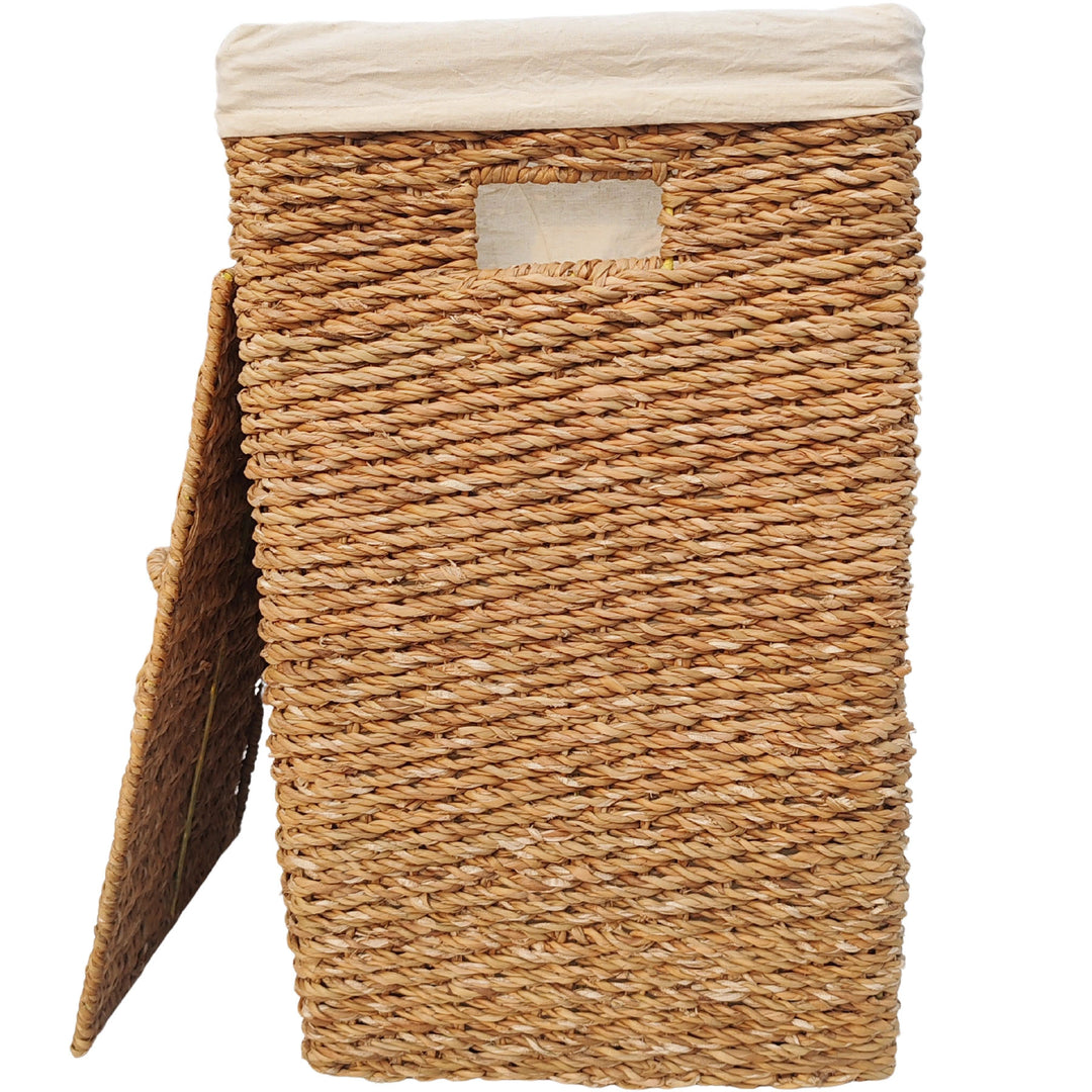 Cesto rectangular para la ropa de algas marinas con una capacidad de 90 litros, forro de tela clara y tapa que se apoya lateralmente.