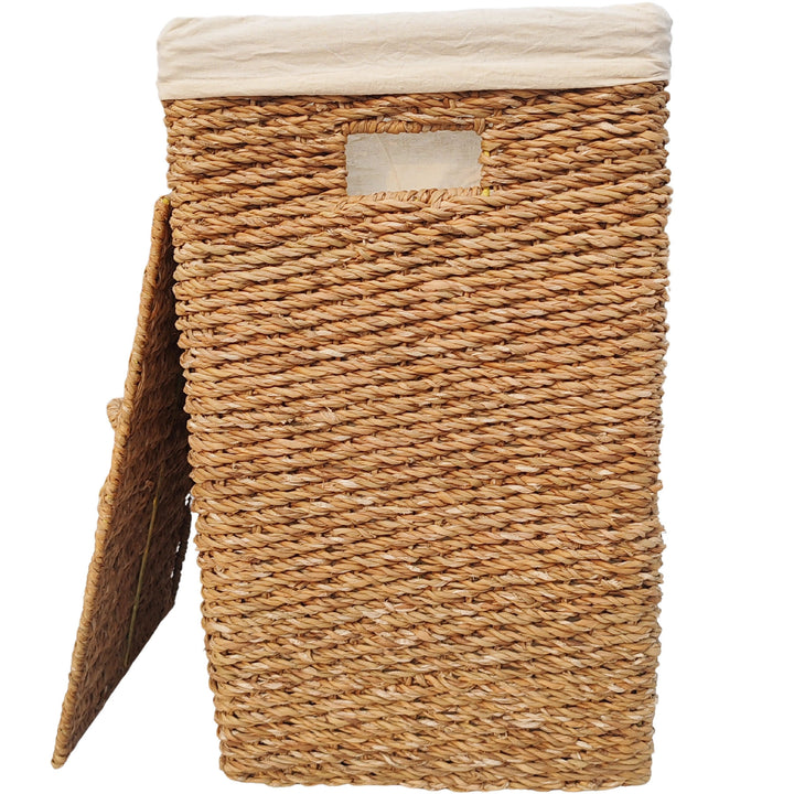Cesto rectangular para la ropa de algas marinas con una capacidad de 90 litros, forro de tela clara y tapa que se apoya lateralmente.