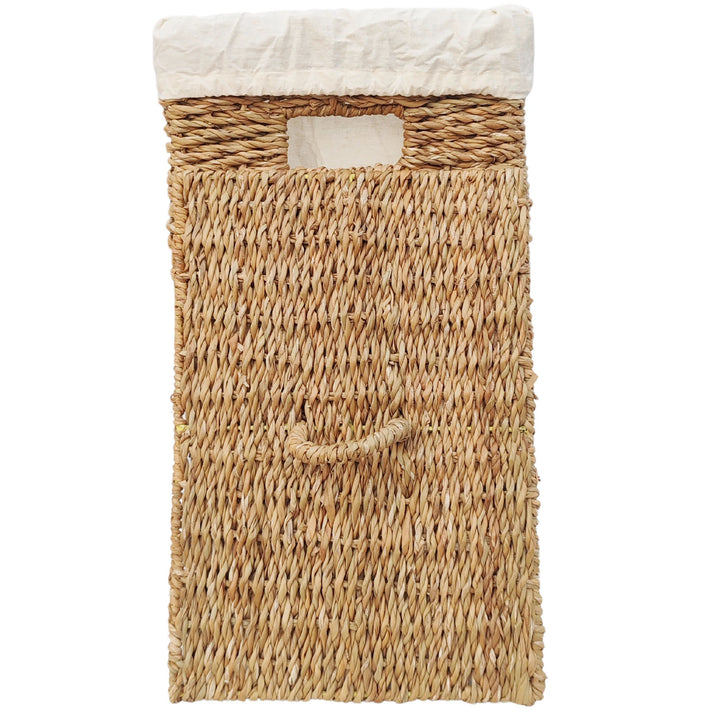 Cesto rectangular para la ropa de algas marinas con una capacidad de 50 litros, con un forro de tela clara y una tapa que se apoya en la parte delantera y cuenta con un asa.