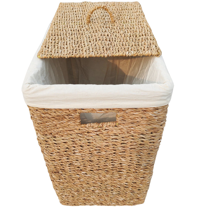 Cesto rectangular para la ropa de algas marinas con una capacidad de 90 litros, con un forro de tela clara y una tapa colocada en diagonal.