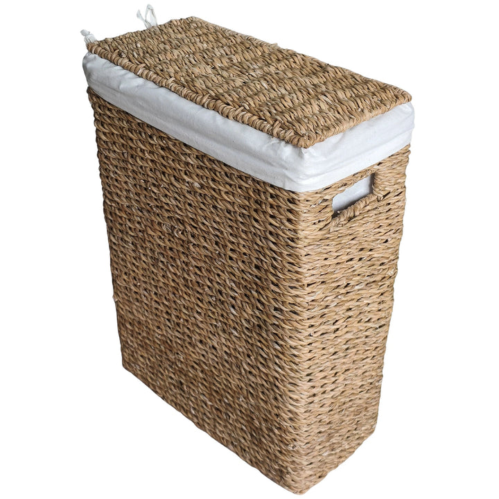 Cesto de ropa estrecho rectangular con tapa y 45 L, bolsa de tela blanca y hueco de agarre lateral.