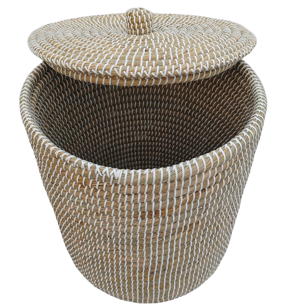Cesto de la ropa abierto, fabricado con algas marinas, con un volumen aproximado de 65 litros y tapa elevada; vista interior.