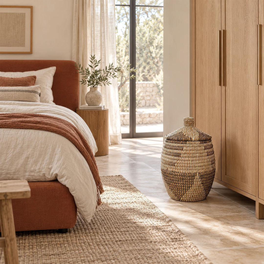 Cesto para la ropa sucia fabricado con algas marinas en colores natural, marrón, negro y blanco, con tapa y una capacidad aproximada de 30 litros, para el dormitorio.