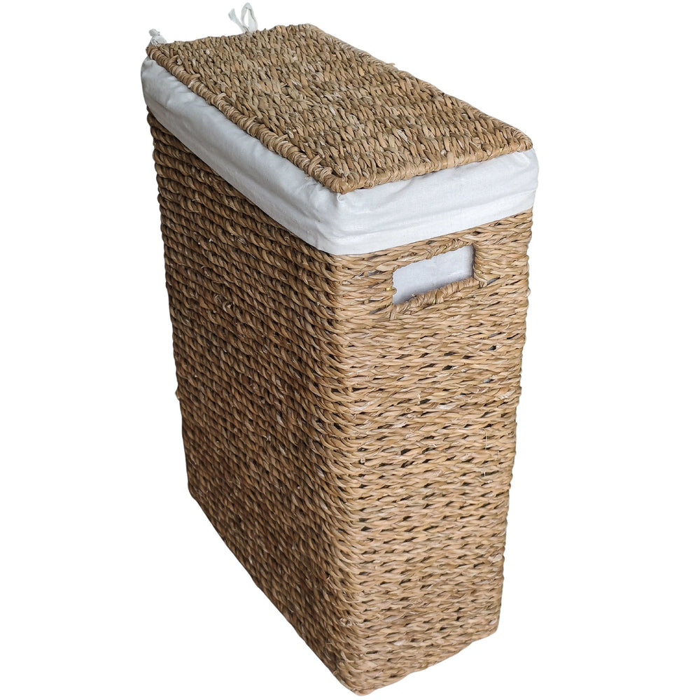 Cesto de ropa estrecho de 45 L, tapa trenzada, bolsa de tela blanca y hueco de agarre lateral.