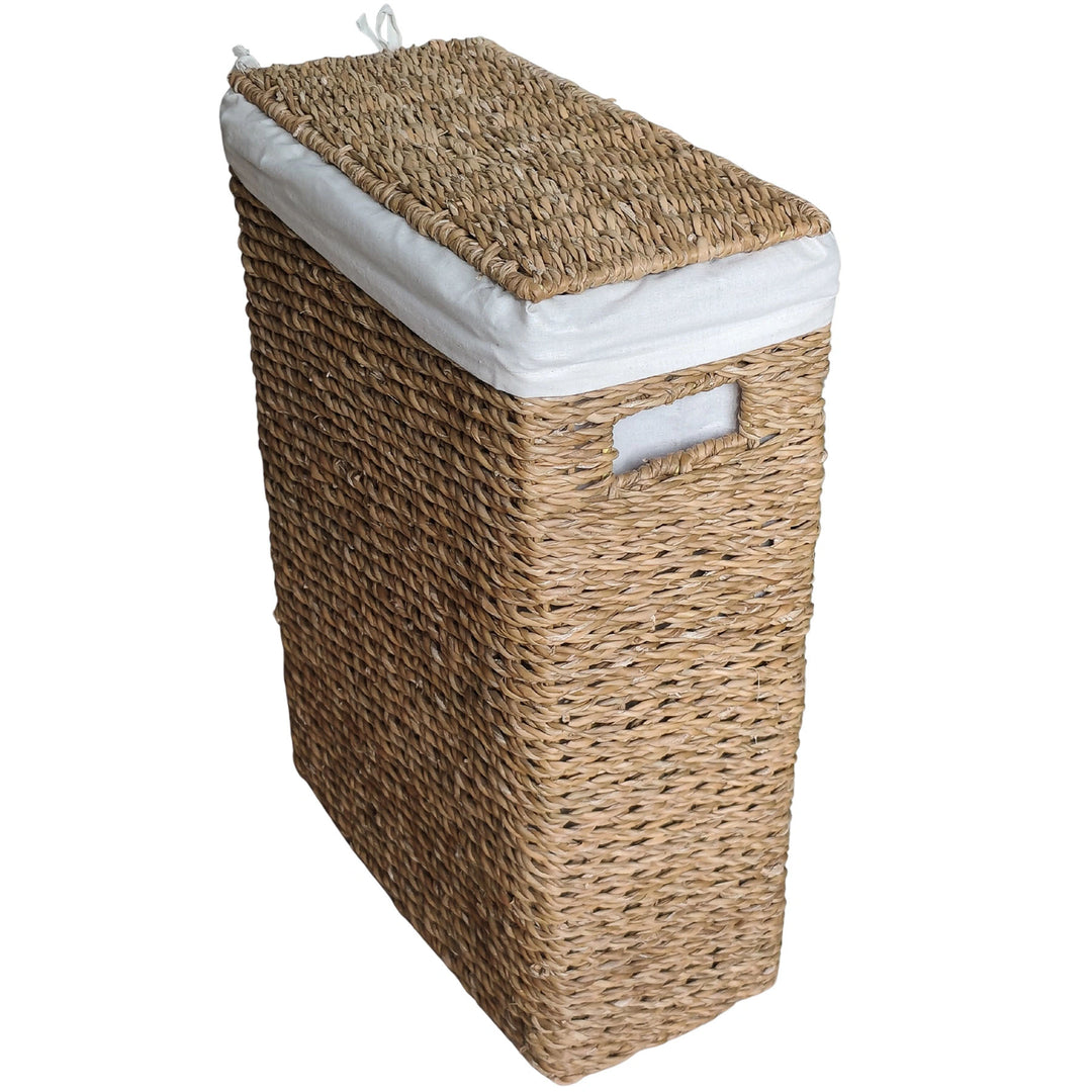 Cesto de ropa estrecho de 45 L, tapa trenzada, bolsa de tela blanca y hueco de agarre lateral.
