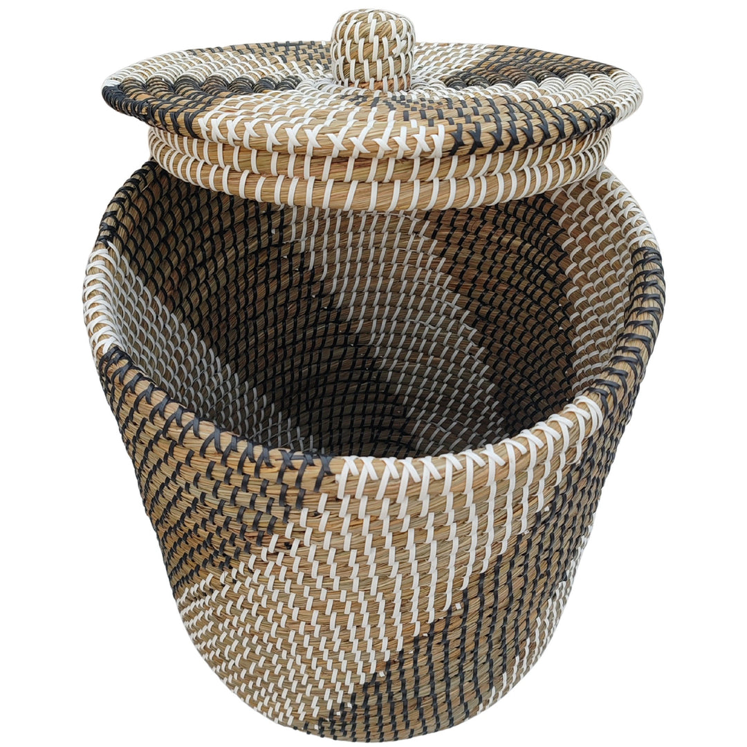 Cesto para la ropa de algas marinas con una capacidad aproximada de 40 litros, tapa elevada e interior visible.