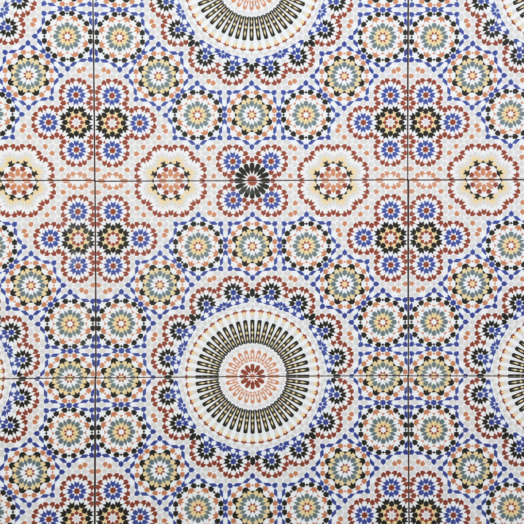 Baldosa de cerámica con diseño oriental, multicolor como un primer plano detallado