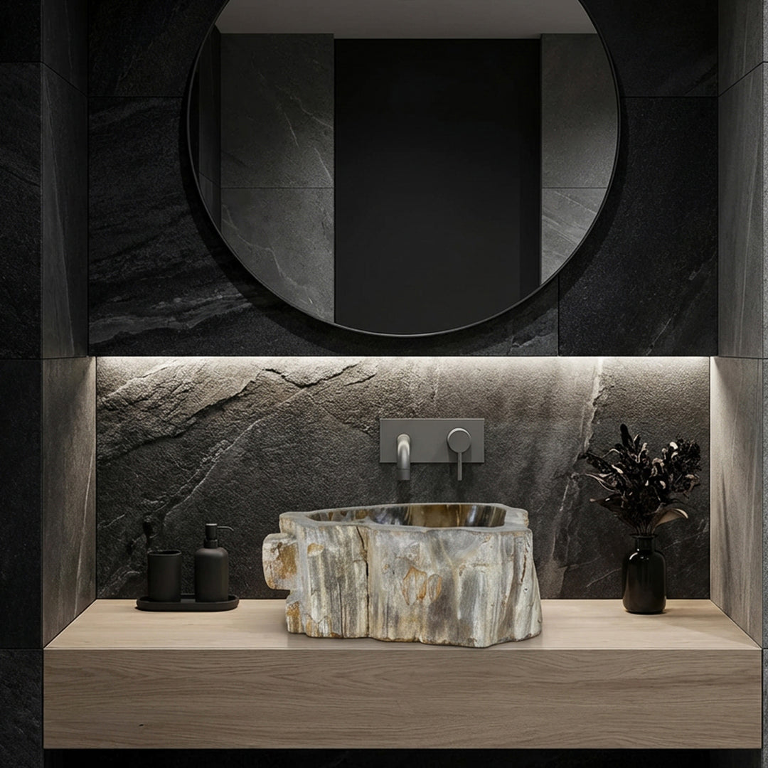 Lavabo lavabo de piedra como lavabo sobre encimera, ambiente de baño moderno con azulejos de piedra natural oscura, líneas claras e iluminación sutil.