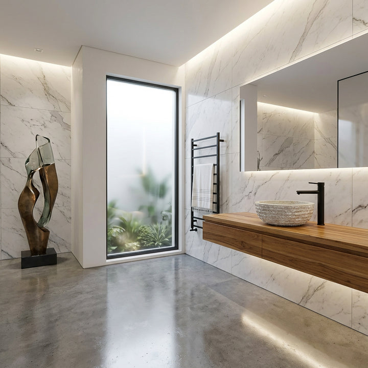 Lavabo de piedra moderno como lavabo sobre encimera sobre un lavabo flotante de madera en un baño luminoso con azulejos de piedra natural