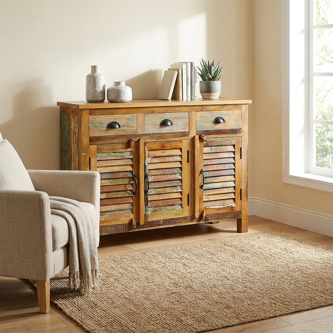 Alacena de madera maciza y madera recuperada con cajones de estilo vintage, colocada en el salón