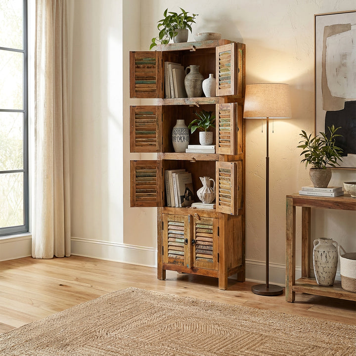 Mueble de madera antigua de estilo rústico, estrecho y exento en el salón