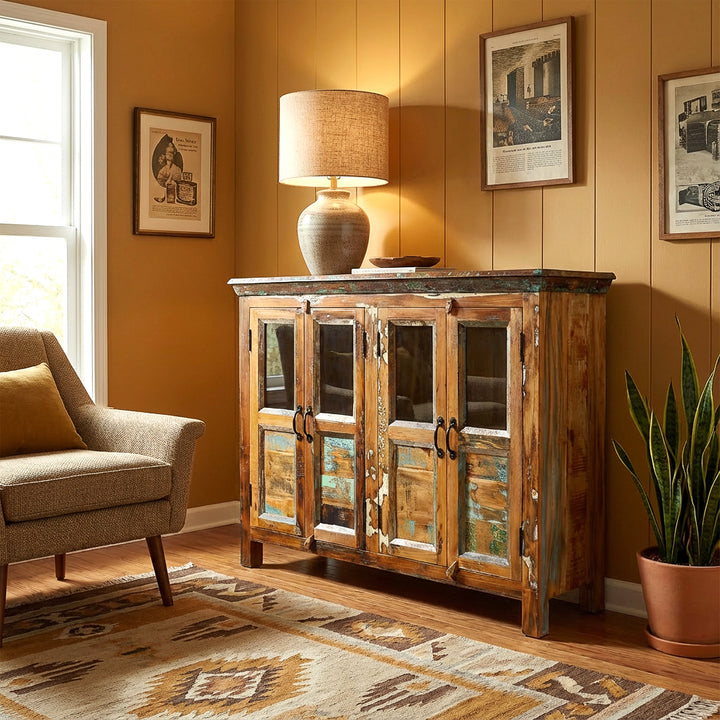 Sideboard aus Massivholz mit Glastüren im Vintage-Wohnzimmer